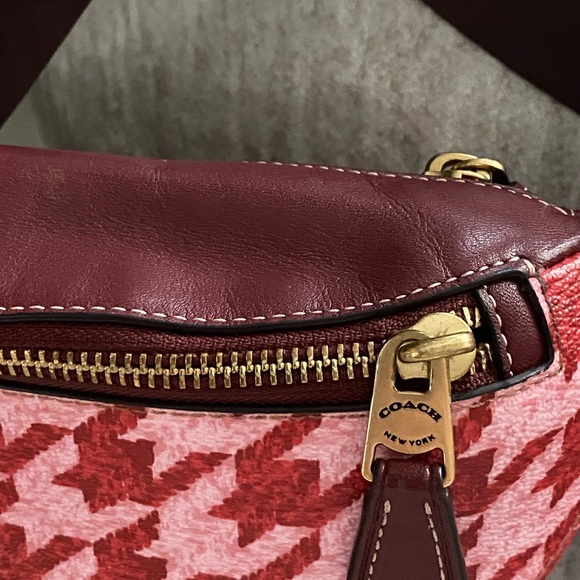 Coach Outlet Warren Mini Belt
Bag With Houndstooth Print - Picture 3 of 6